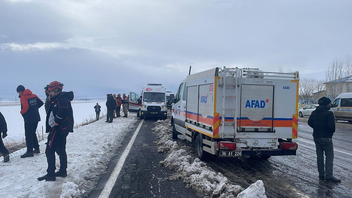 Kars ta yolcu otobüsü devrildi: 23 yaralı